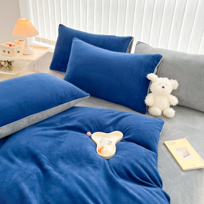 91家纺网 家纺一手货源 找家纺 言熙居 2024新款纯色双拼30克8一9斤牛奶绒四件套 亮蓝拼浅灰