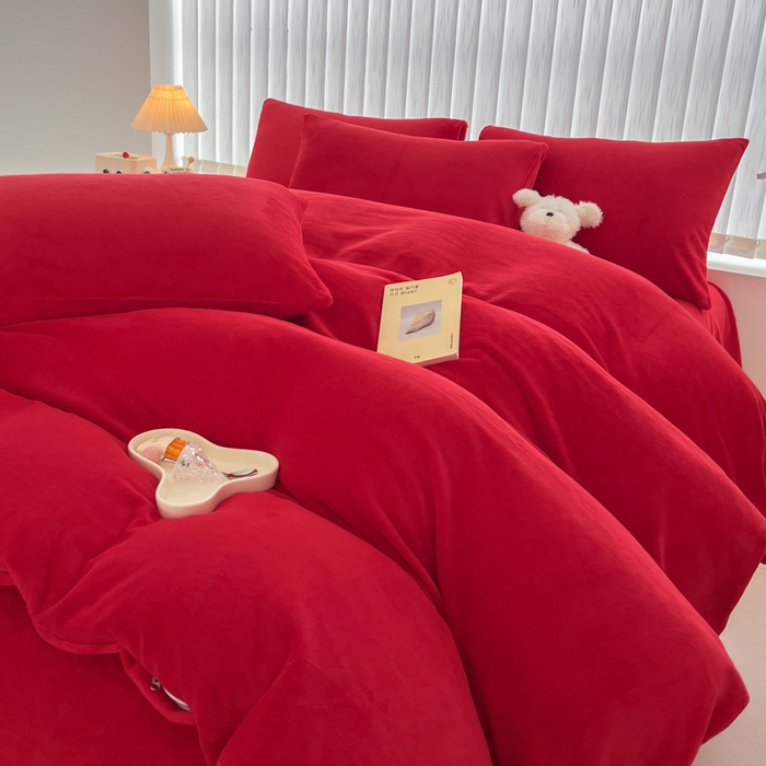 91家纺网 家纺一手货源 找家纺 言熙居 2024新款纯色双拼30克8一9斤牛奶绒四件套 亮红