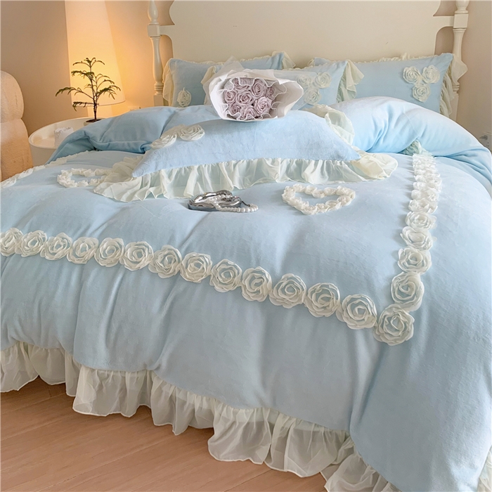 91家纺网 家纺一手货源 找家纺 富盛家纺 2024新款牛奶绒盘花刺绣四件套-玫瑰花园 玫瑰花园-蓝