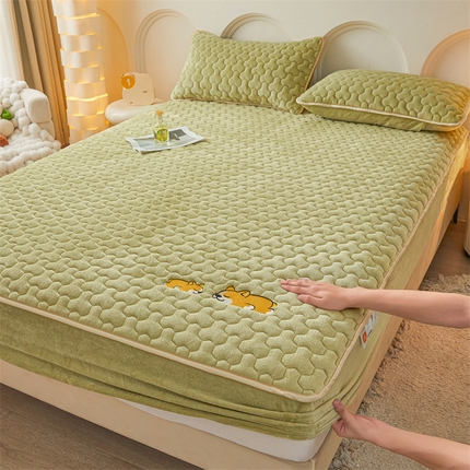 91家纺网 家纺一手货源 找家纺 （总）2024新款A类牛奶绒刺绣夹棉床笠-小柯基