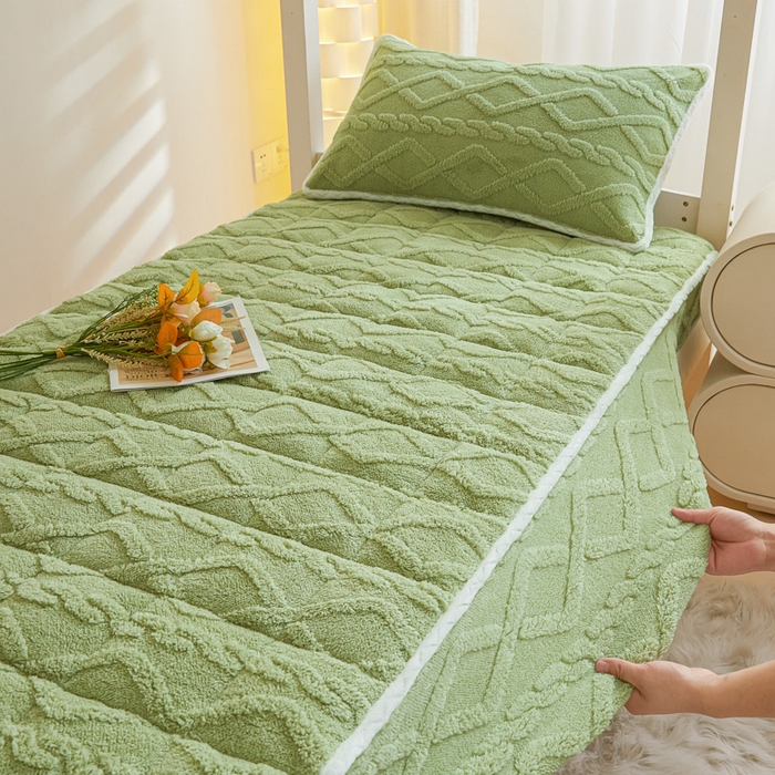 91家纺网 家纺一手货源 找家纺 2025塔芙绒加厚保暖床笠学生宿舍单人双人夹棉床笠保护套 青竹绿