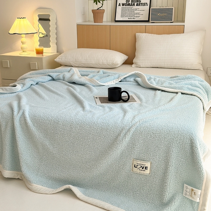 91家纺网 家纺一手货源 找家纺 沐棉 2024新款牛奶绒菠萝格包边羊羔绒泰迪绒毛毯-静物图 湖蓝色