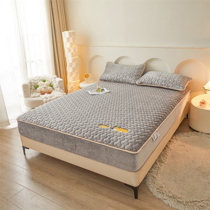 91家纺网 家纺一手货源 找家纺 2024新款A类牛奶绒刺绣夹棉床笠-小柯基 小柯基-星辰灰