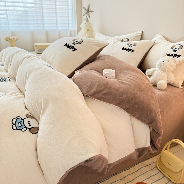 91家纺网 家纺一手货源 找家纺 2024新款卡通牛奶绒专版毛巾绣四件套--萌小狗 萌小狗奶白奶咖