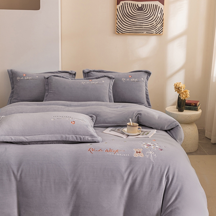 91家纺网 家纺一手货源 找家纺 绒博士 2024新款220克牛奶绒秋冬保暖四件套-花颜小熊 花颜小熊-灰色