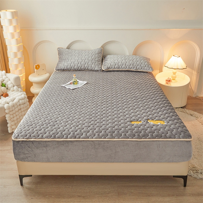 91家纺网 家纺一手货源 找家纺 2024新款A类牛奶绒刺绣夹棉床笠-小柯基 小柯基-星辰灰