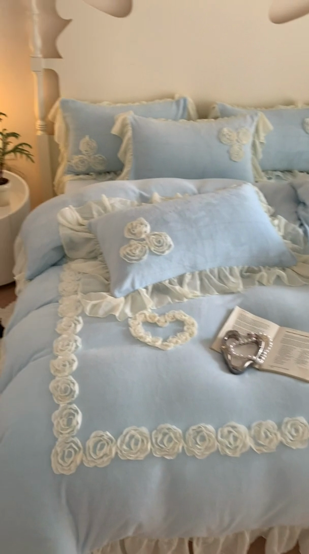 91家纺网 家纺一手货源 找家纺 富盛家纺 2024新款牛奶绒盘花刺绣四件套-玫瑰花园 玫瑰花园-蓝