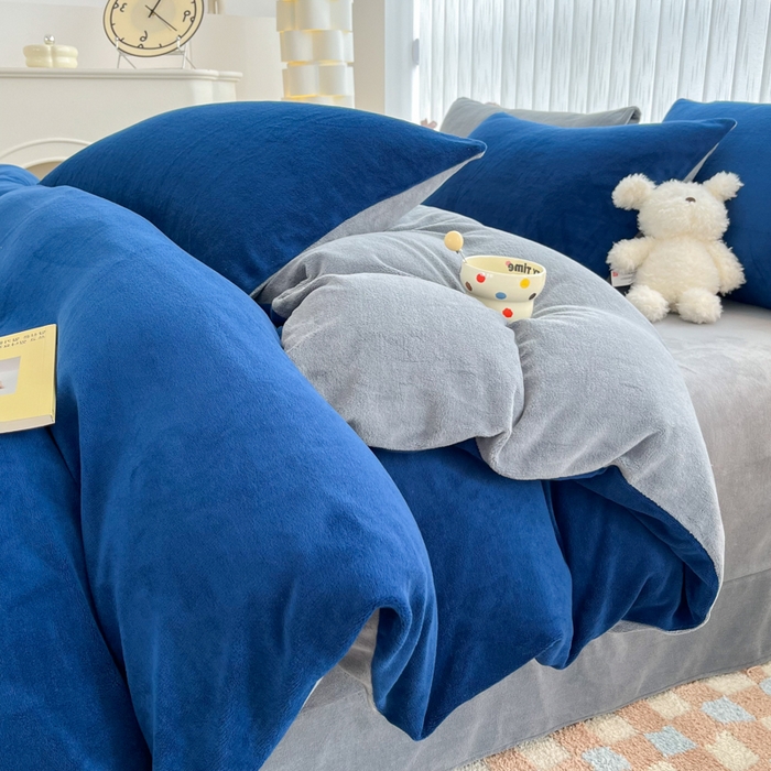 91家纺网 家纺一手货源 找家纺 言熙居 2024新款纯色双拼30克8一9斤牛奶绒四件套 亮蓝拼浅灰