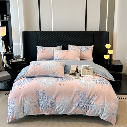 91家纺网 家纺一手货源 找家纺 晚安 2024新款小清新印花牛奶绒大版花牛奶绒四件套 薰衣草