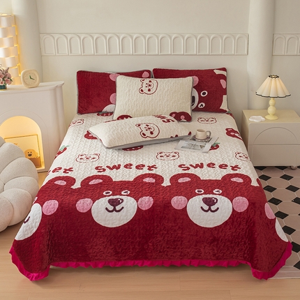 91家纺网 家纺一手货源 找家纺 梓依家纺 2025新款牛奶绒花边单床盖三件套四件套 草莓熊