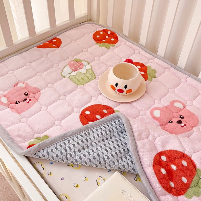 91家纺网 家纺一手货源 找家纺 富馨莱 2024新款牛奶绒幼儿园床垫加厚5D透气 草莓粉