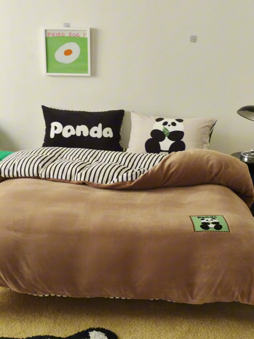 91家纺网 家纺一手货源 找家纺 呗旺鹿 2024新款加厚保暖设计师款高克重牛奶绒贴标款四件套【原创】 贴标款-熊猫喜淘淘