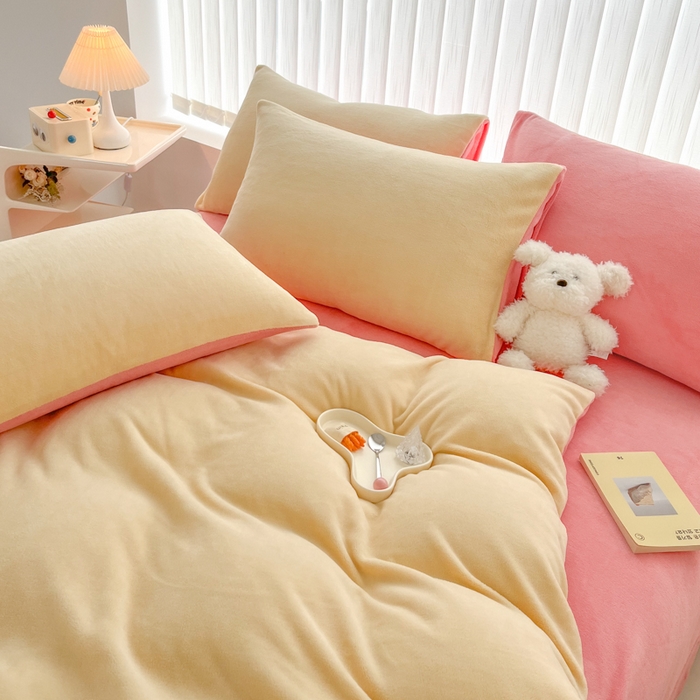 91家纺网 家纺一手货源 找家纺 言熙居 2024新款纯色双拼30克8一9斤牛奶绒四件套 奶黄拼浅粉