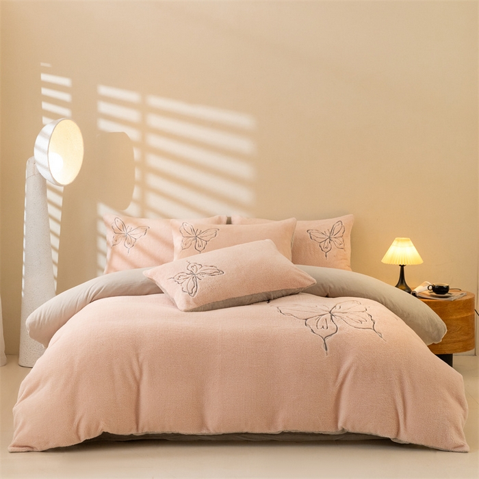 91家纺网 家纺一手货源 找家纺 2024新保暖-秋冬A类南极绒刺绣四件套-蝶羽系列 蝶羽-粉芋糯灰