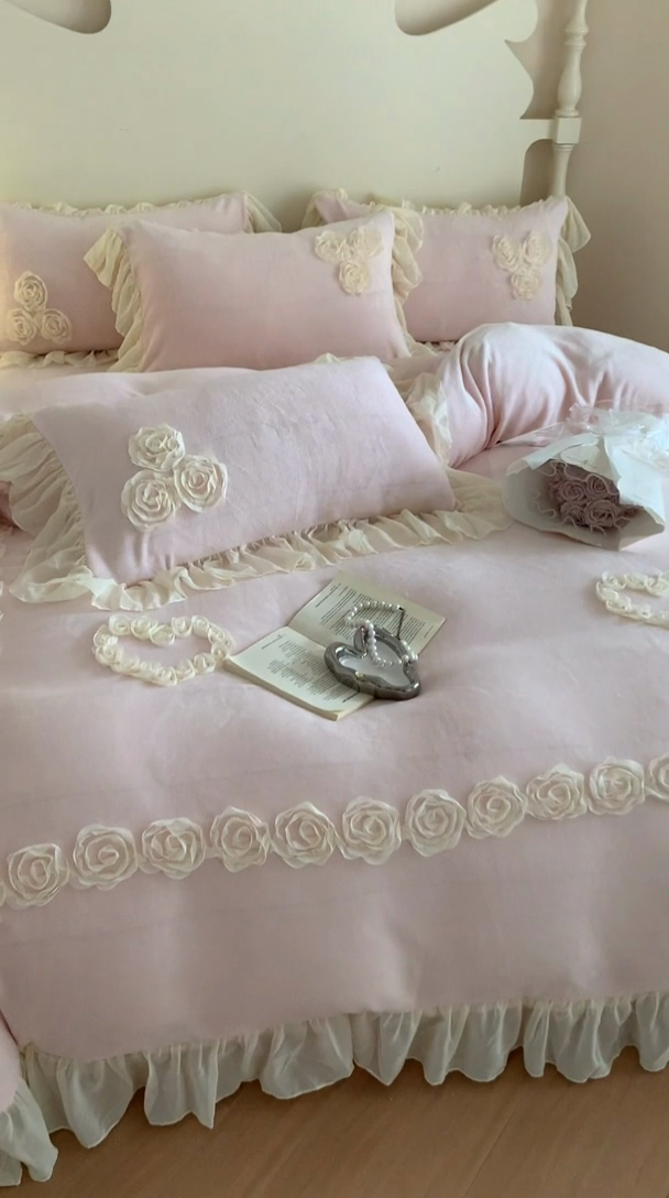 91家纺网 家纺一手货源 找家纺 富盛家纺 2024新款牛奶绒盘花刺绣四件套-玫瑰花园 玫瑰花园-粉