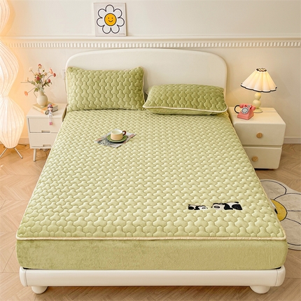 91家纺网 家纺一手货源 找家纺 （总）2024新款A类牛奶绒刺绣夹棉床笠-小熊猫