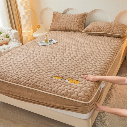 91家纺网 家纺一手货源 找家纺 （总）2024新款A类牛奶绒刺绣夹棉床笠-小柯基