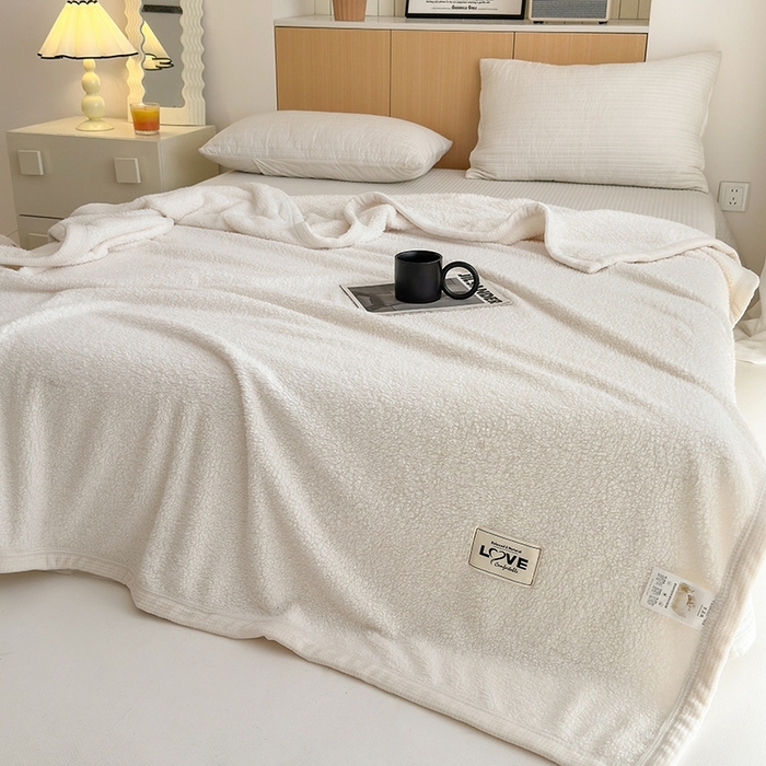 91家纺网 家纺一手货源 找家纺 沐棉 2024新款牛奶绒菠萝格包边羊羔绒泰迪绒毛毯-静物图 米白色