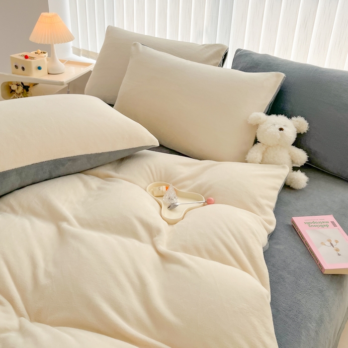 91家纺网 家纺一手货源 找家纺 言熙居 2024新款纯色双拼30克8一9斤牛奶绒四件套 奶白拼浅灰