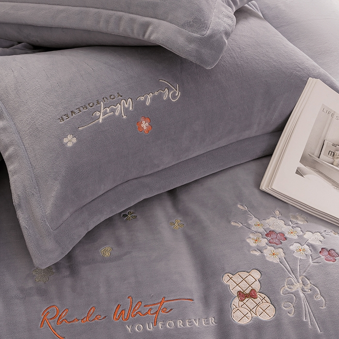 91家纺网 家纺一手货源 找家纺 绒博士 2024新款220克牛奶绒秋冬保暖四件套-花颜小熊 花颜小熊-灰色