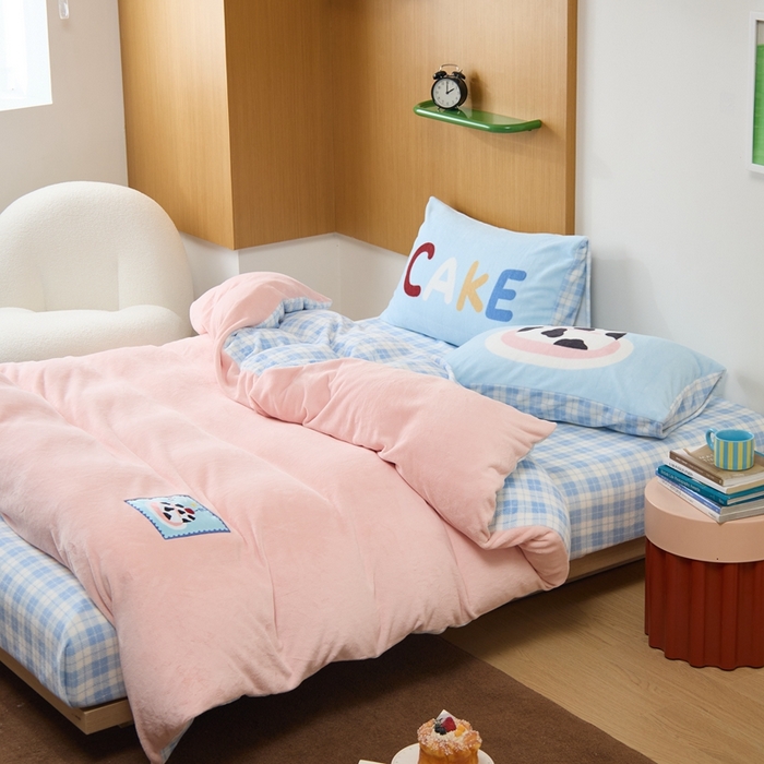 91家纺网 家纺一手货源 找家纺 呗旺鹿 2024新款加厚保暖设计师款高克重牛奶绒贴标款四件套【原创】 贴标款-有樱一点甜