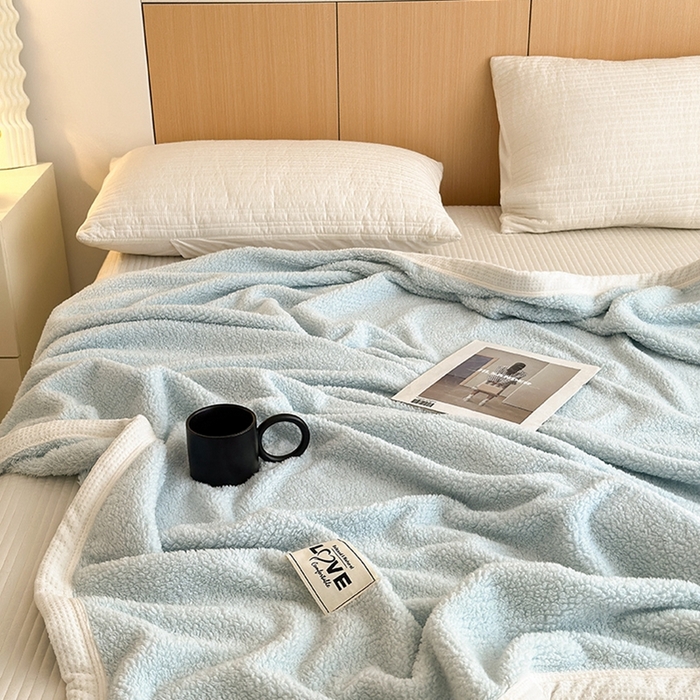 91家纺网 家纺一手货源 找家纺 沐棉 2024新款牛奶绒菠萝格包边羊羔绒泰迪绒毛毯-静物图 湖蓝色