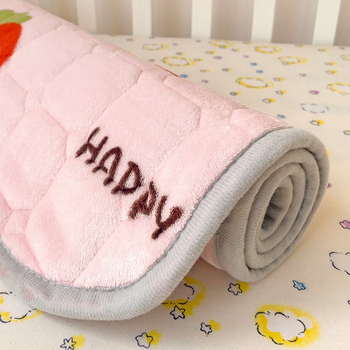 91家纺网 家纺一手货源 找家纺 富馨莱 2024新款牛奶绒幼儿园床垫加厚5D透气 草莓粉