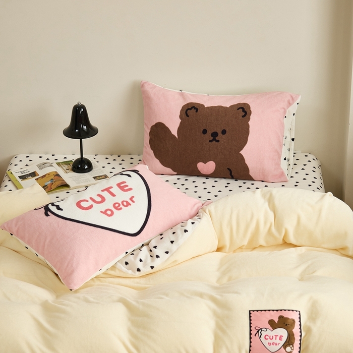 91家纺网 家纺一手货源 找家纺 呗旺鹿 2024新款加厚保暖设计师款高克重牛奶绒贴标款四件套【原创】 贴标款-爱心芝士熊