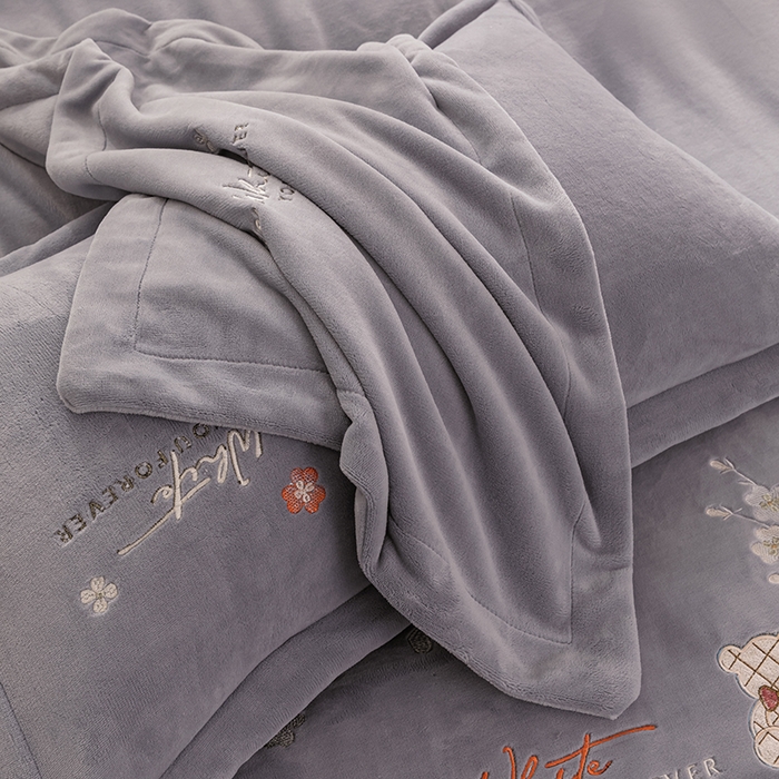 91家纺网 家纺一手货源 找家纺 绒博士 2024新款220克牛奶绒秋冬保暖四件套-花颜小熊 花颜小熊-灰色