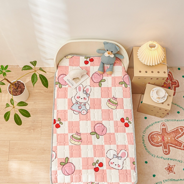 91家纺网 家纺一手货源 找家纺 富馨莱 2024新款牛奶绒幼儿园床垫加厚5D透气 桃子兔兔