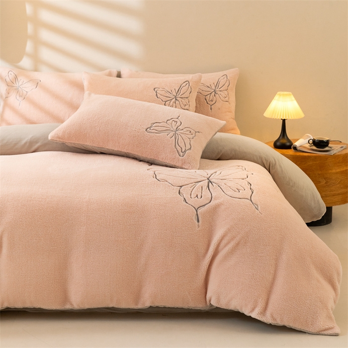 91家纺网 家纺一手货源 找家纺 2024新保暖-秋冬A类南极绒刺绣四件套-蝶羽系列 蝶羽-粉芋糯灰