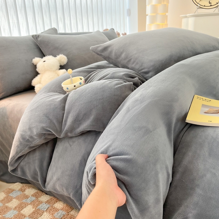 91家纺网 家纺一手货源 找家纺 言熙居 2024新款纯色双拼30克8一9斤牛奶绒四件套 浅灰