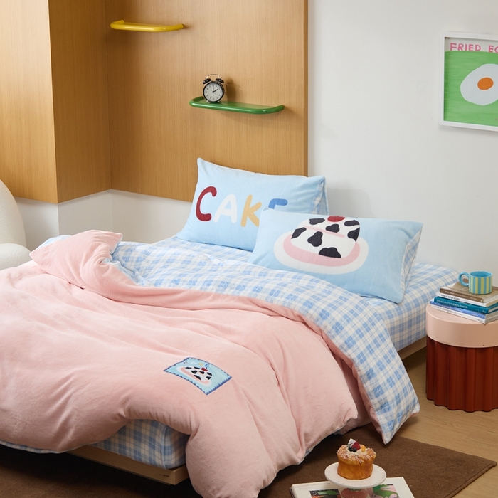 91家纺网 家纺一手货源 找家纺 呗旺鹿 2024新款加厚保暖设计师款高克重牛奶绒贴标款四件套【原创】 贴标款-有樱一点甜