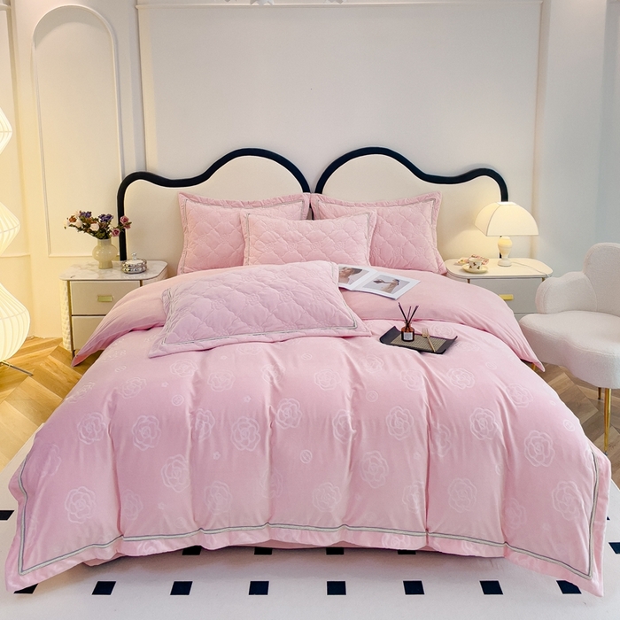 91家纺网 家纺一手货源 找家纺 优乐家纺 2025新款高克重宝宝绒夹棉床盖系列单枕套 爱丽丝-爱情粉