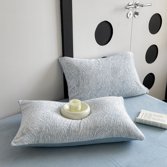 91家纺网 家纺一手货源 找家纺 2024新款A类双色立体浮雕牛奶绒加厚四件套 肌理纹-月光蓝