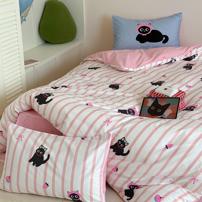 91家纺网 家纺一手货源 找家纺 2024新款40支13372全棉数码大版趣味系列四件套 粉条黑猫