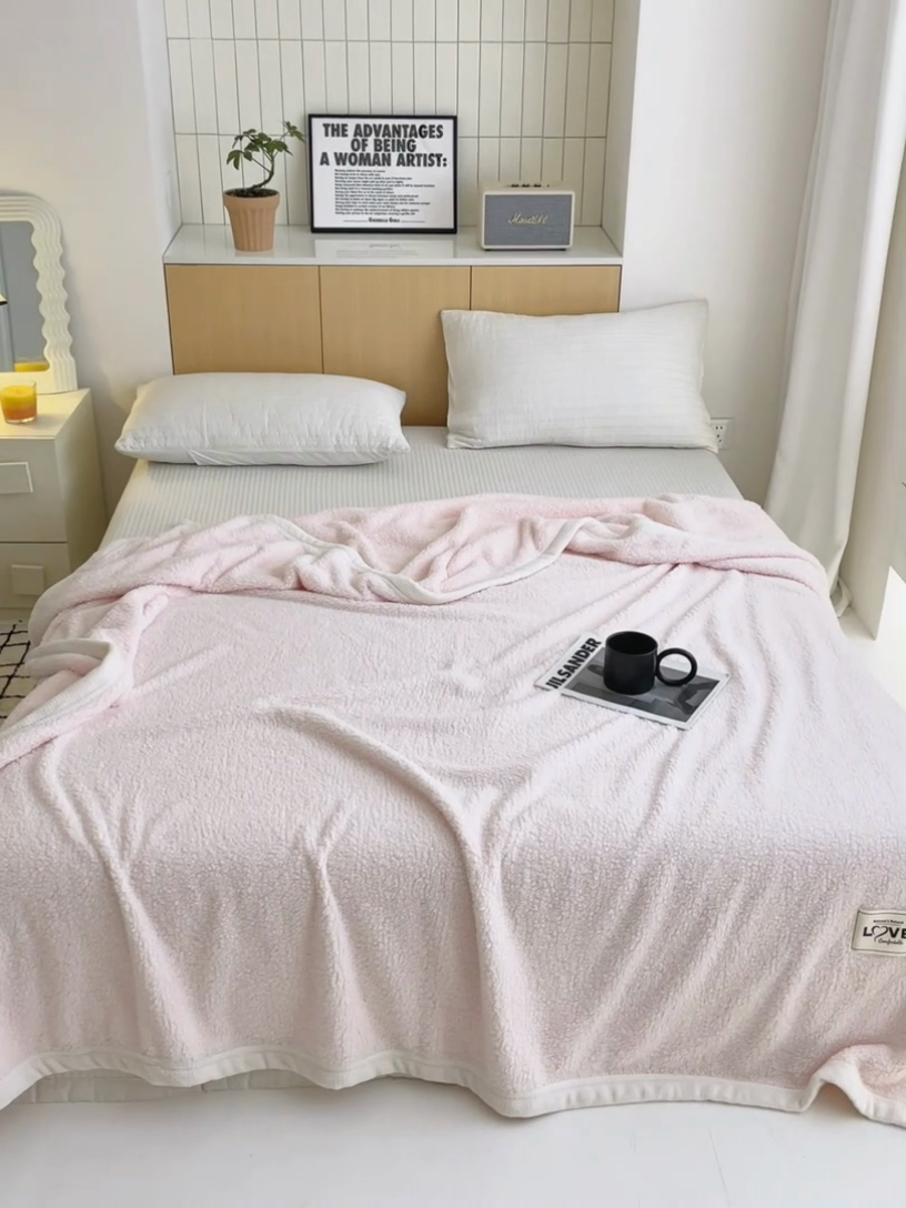 91家纺网 家纺一手货源 找家纺 沐棉 2024新款牛奶绒菠萝格包边羊羔绒泰迪绒毛毯-静物图 浅粉色