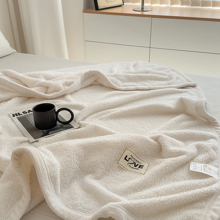 91家纺网 家纺一手货源 找家纺 沐棉 2024新款牛奶绒菠萝格包边羊羔绒泰迪绒毛毯-静物图 米白色