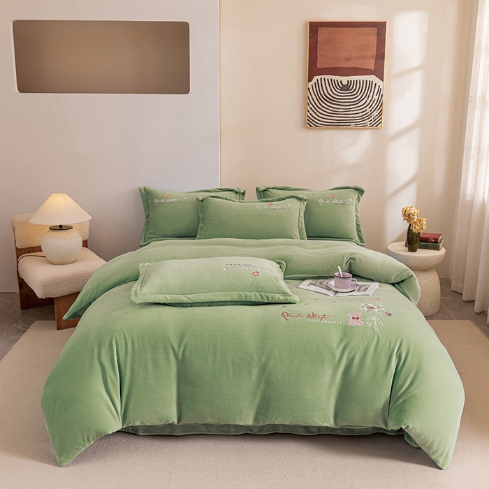 91家纺网 家纺一手货源 找家纺 绒博士 2024新款220克牛奶绒秋冬保暖四件套-花颜小熊 花颜小熊-草绿