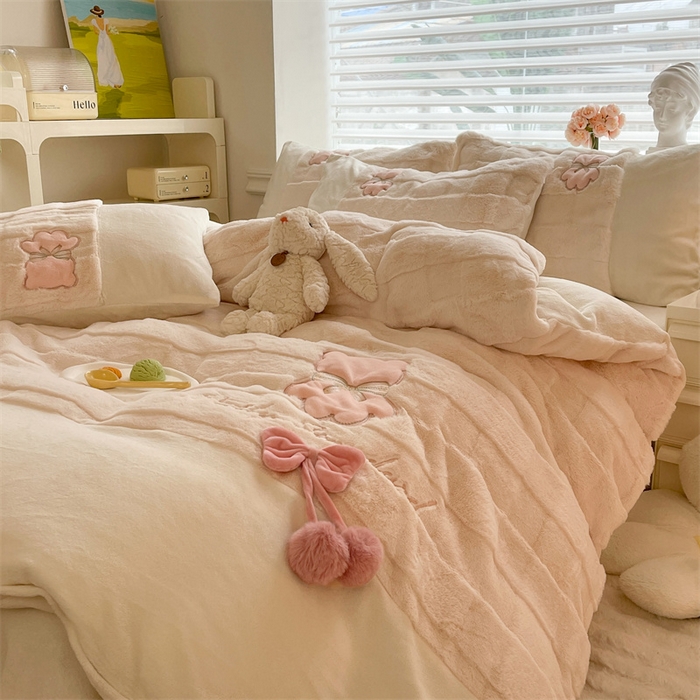91家纺网 家纺一手货源 找家纺 绒棉世家 2025新款A类獭兔毛高端兔兔绒工艺款四件套-小熊系列 蝴蝶小熊-玉色