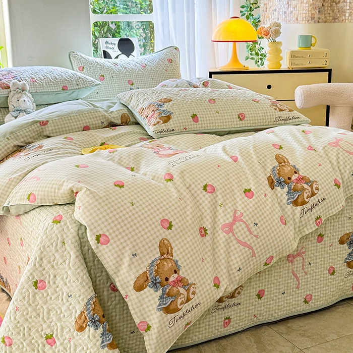 91家纺网 家纺一手货源 找家纺 美达家纺 2025新款A类全棉夹棉洛丽塔系列双面全棉榻榻米床盖四件套 瑞贝特