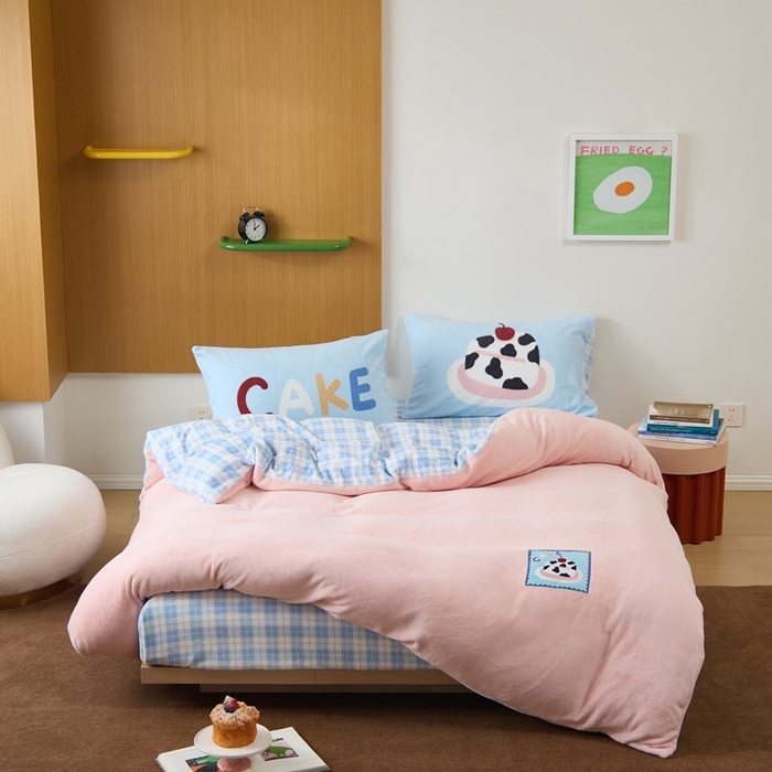 91家纺网 家纺一手货源 找家纺 呗旺鹿 2024新款加厚保暖设计师款高克重牛奶绒贴标款四件套【原创】 贴标款-有樱一点甜