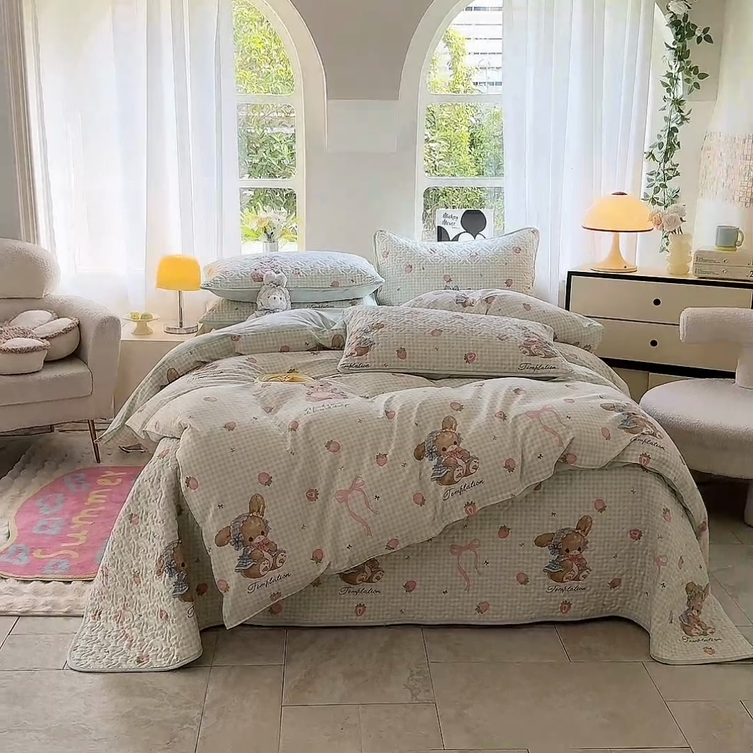 91家纺网 家纺一手货源 找家纺 美达家纺 2025新款A类全棉夹棉洛丽塔系列双面全棉榻榻米床盖四件套 瑞贝特