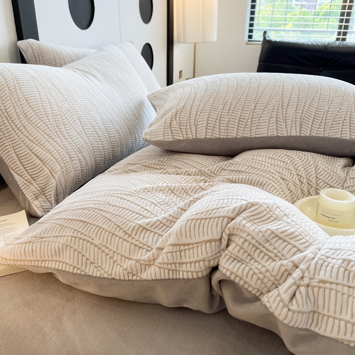 91家纺网 家纺一手货源 找家纺 2024新款A类双色立体浮雕牛奶绒加厚四件套 莱茵河畔-浅灰