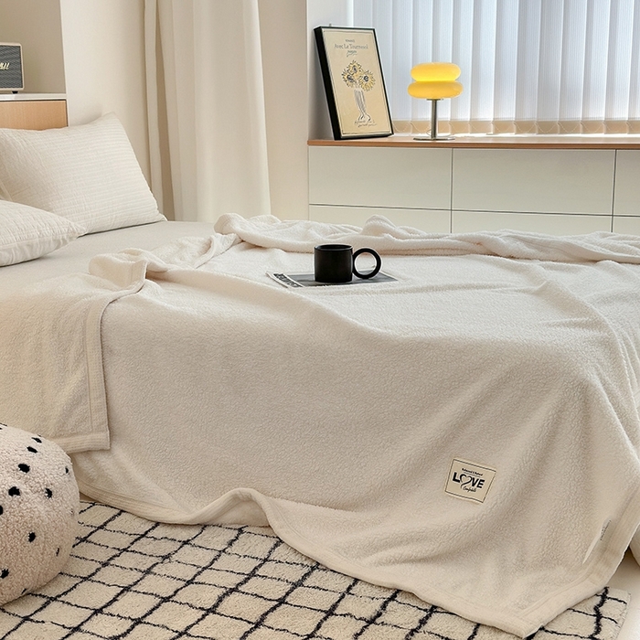 91家纺网 家纺一手货源 找家纺 沐棉 2024新款牛奶绒菠萝格包边羊羔绒泰迪绒毛毯-静物图 米白色