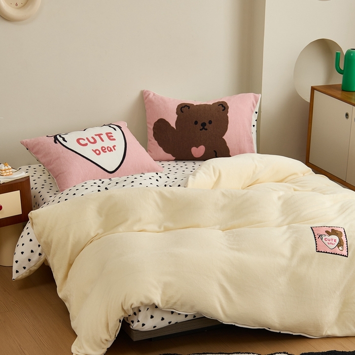 91家纺网 家纺一手货源 找家纺 呗旺鹿 2024新款加厚保暖设计师款高克重牛奶绒贴标款四件套【原创】 贴标款-爱心芝士熊