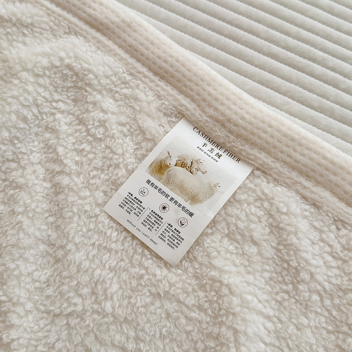 91家纺网 家纺一手货源 找家纺 沐棉 2024新款牛奶绒菠萝格包边羊羔绒泰迪绒毛毯-静物图 米白色