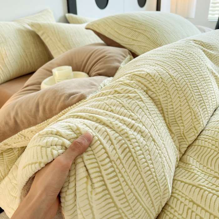 91家纺网 家纺一手货源 找家纺 2024新款A类双色立体浮雕牛奶绒加厚四件套 莱茵河畔-卡其