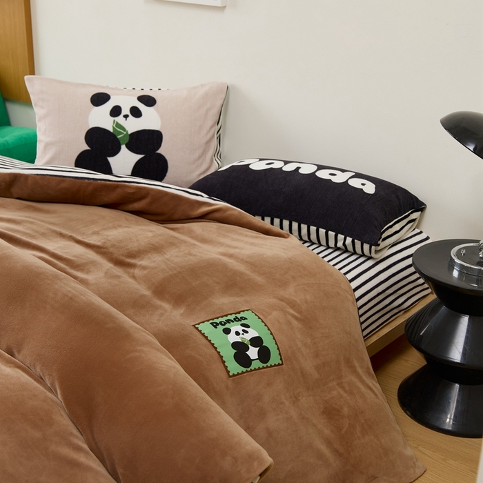 91家纺网 家纺一手货源 找家纺 呗旺鹿 2024新款加厚保暖设计师款高克重牛奶绒贴标款四件套【原创】 贴标款-熊猫喜淘淘