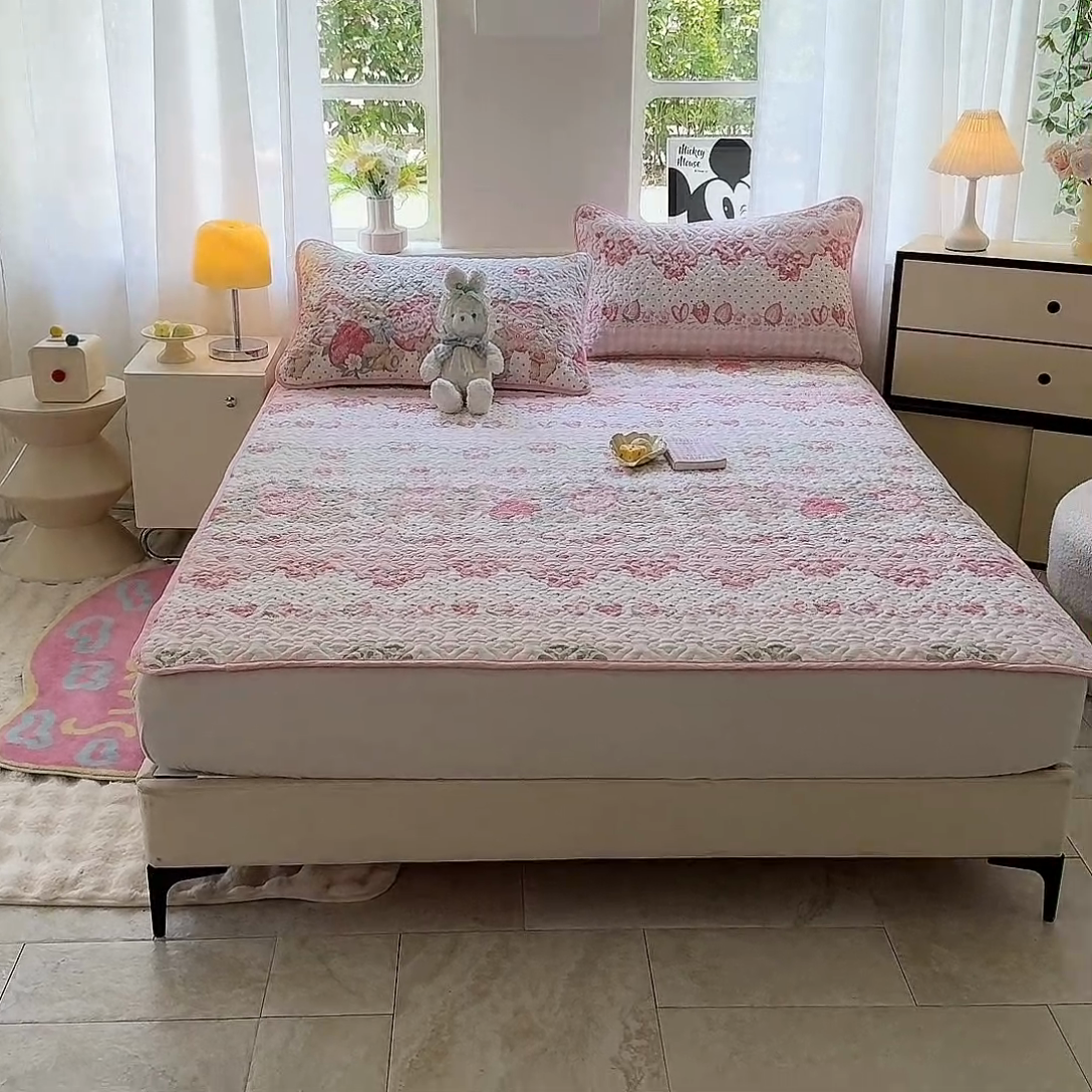 91家纺网 家纺一手货源 找家纺 美达家纺 2025新款A类全棉夹棉洛丽塔系列地垫床垫床褥 小熊草莓派